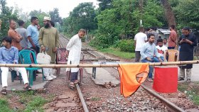 রাজশাহীতে রেলপথ অবরোধ, সারা দেশের সঙ্গে ট্রেন যোগাযোগ বন্ধ