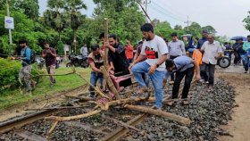 শিক্ষার্থীদের রেলপথ অবরোধের মুখে টিটিই বরখাস্ত, ৮ ঘণ্টা পর ট্রেন চলাচল শুরু