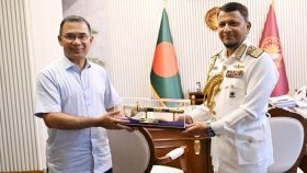 প্রধানমন্ত্রীর সঙ্গে বিদায়ী নৌবাহিনী প্রধান এম নাজমুল হাসানের সাক্ষাৎ