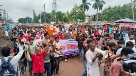 জামায়াত এমপি নজরুলকে এলাকায় অবাঞ্চিত ঘোষণা, ঝাড়ুুু মিছিল