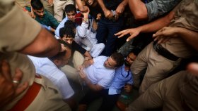 মুক্তি পেয়েই যে বার্তা দিলেন রাহুল-প্রিয়াঙ্কা