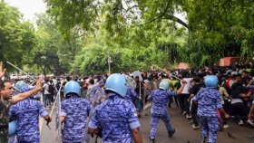পেলেটে ঝাঁঝরা মুখ, তবু অনুশোচনা নেই: হাসপাতাল থেকেই যন্তর মন্তরে ফেরার ঘোষণা