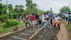 শিক্ষার্থীদের রেলপথ অবরোধে রেলওয়ের ৩৫ লাখ টাকার ক্ষতি
