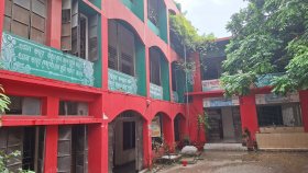 এক ভবনে দুই স্কুল, নেই মাঠ: পাঠ্যক্রমে যুক্ত হলেও কীভাবে খেলবে শিশুরা?