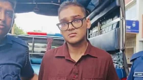 নাটোরে মন্ত্রীকে ধাক্কা দিলেন এক তরুণ, আটকের পর যা পাওয়া গেলো