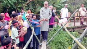 ফিতা কেটে বাঁশের সাঁকো উদ্বোধন করলেন বিএনপি নেতা, বিতরণ হলো মিষ্টিও