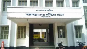 সিরাজগঞ্জে ট্রাকের ধাক্কায় বাস চালকসহ নিহত ২