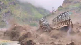 চোখের পলকে তীব্র স্রোতে ভেসে গেলো লোহার সেতু