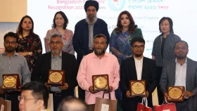 সিঙ্গাপুরে প্রবাসী ‘রেমিট্যান্স যোদ্ধাদের’ সম্মাননা প্রদান করলেন পররাষ্ট্র প্রতিমন্ত্রী