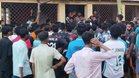 ৭৮ জনের মধ্যে ৫৭ ফেল, স্কুলে তালা দিয়ে শিক্ষকদের অবরুদ্ধ, দিতে হলো মুচলেকা