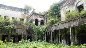 যে বাড়ি শাসন করত ২২ পরগনা, আজ তার দরজা-জানালা চুরি!