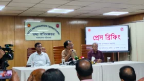 ভারতের সঙ্গে সম্পর্ক হবে নতুন বাস্তবতায়, ১৭ বছরের ধারায় নয়: তথ্য উপদেষ্টা