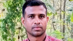 দুই সাংবাদিকের হাত ফেলে দিতে চাওয়া কর্মচারী এখন ‘পা ধরতে চাইছেন’