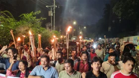 গ্যাস-বিদ্যুৎ সংকট নিরসনে ঢাবিতে গণতান্ত্রিক ছাত্রজোটের মশাল মিছিল