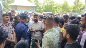 চাঁদপুরে গ্যাস সংকট, সড়ক অবরোধ করলেন অটোরিকশাচালকরা