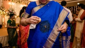 সিল্কের শাড়িতে তেলের দাগ তুলবেন যেভাবে