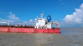 চট্টগ্রাম বন্দরে দুই বিদেশি জাহাজের মধ্যে সংঘর্ষ, একটিতে ফাটল
