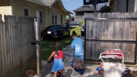 শিশুকে বাইরে একা খেলতে দেওয়া অপরাধ? এক মার্কিন দম্পতির লড়াইয়ের গল্প