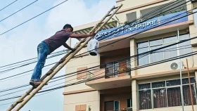 বিদ্যুতের তারে ঝুলছে বোমাসদৃশ বস্তু, এক সকালে ৩ ঘটনায় আতঙ্ক