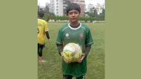 ভাঙা সাইকেল আর দিনমজুরির পথ পেরিয়ে ফারিহা আজ ‘দেশসেরা ফুটবলার’