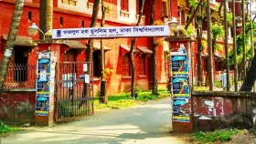 শিক্ষার্থীকে নির্যাতনের অভিযোগে প্রভোস্টকে তালাবদ্ধ করলেন ডাকসু নেতারা