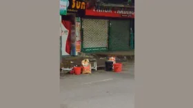 নিউমার্কেট এলাকায় সড়কে পড়ে আছে একাধিক ককটেল