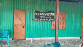 সরকারি প্রাথমিক বিদ্যালয়ের ৫ শিক্ষকের সবাই অনুপস্থিত, শিক্ষার্থীদের বিক্ষোভ