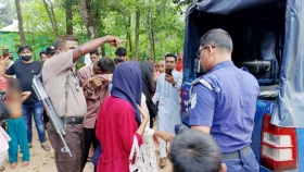 বাড়ি ঘেরাও করে ৩ তরুণীকে ধরে পিটুনি, স্থানীয়রা বলছে ‘হানি ট্র্যাপ’