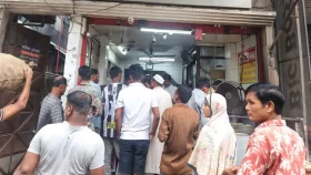 চুলা জ্বলে না, ডিম-পরোটার দোকানে ভিড়