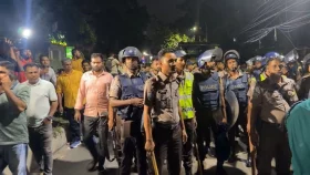 অটোরিকশার অবৈধ বিদ্যুতের ব্যবহার বন্ধে অভিযান, লাইন কাটতে গিয়ে উত্তেজনা