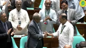 নবনির্বাচিত রাষ্ট্রপতি মির্জা ফখরুলকে লাল গোলাপ শুভেচ্ছা জানালেন প্রধানমন্ত্রী