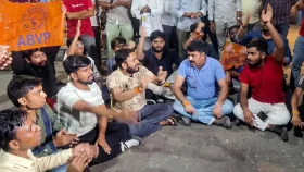 যাদবপুর বিশ্ববিদ্যালয়ে এবিভিপি-বাম সংঘর্ষ, কলকাতাতেও উত্তেজনা