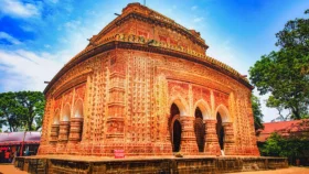 পোড়ামাটির কারুকাজে ইতিহাসের অনন্য নিদর্শন কান্তজিউ মন্দির