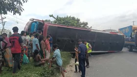 মহাসড়কেই উল্টে গেলো বাস