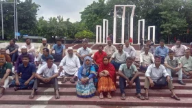 শহীদ মিনারে নন-এমপিও শিক্ষকরা, আলোচনার অপেক্ষায় মন্ত্রণালয়ে প্রতিনিধিদল