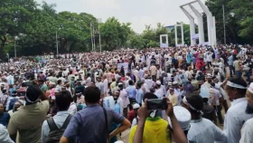 এমপিওভুক্তির দাবিতে কেন্দ্রীয় শহীদ মিনারে শিক্ষক-কর্মচারীদের অবস্থান
