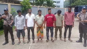 চেকপোস্টে জিজ্ঞাসাবাদের পর বাসায় গিয়ে মিললো বিদেশি অস্ত্র, গ্রেফতার ৬