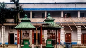 ছেলেকে স্কুলে শাসন করায় দুই শিক্ষককে বেল্ট খুলে পেটালেন বাবা