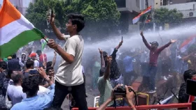 বিহারে মুখ্যমন্ত্রীর বাসভবনের পথে শিক্ষার্থীদের মিছিল, ব্যারিকেড ভাঙতেই জলকামান