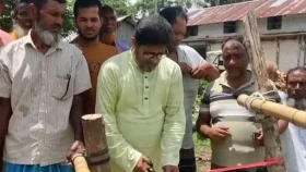 ফিতা কেটে বাঁশের সাঁকো উদ্বোধন করলেন আরেক বিএনপি নেতা