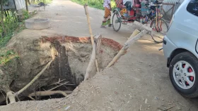 অর্ধেক বিল নিলেও হয়নি সড়ক, ঠিকাদার বললেন ‘বিটুমিনের দাম কমলে কাজ করবো’