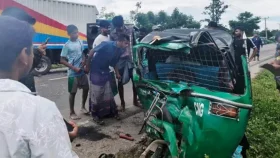 কাভার্ডভ্যানের চাপায় প্রাণ গেলো বাবা-মেয়েসহ ৩ জনের