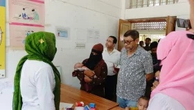 স্বাস্থ্যমন্ত্রীর আকস্মিক হাসপাতাল পরিদর্শন, ডিউটিতে অনুপস্থিত ফার্মাসিস্টকে বদলির নির্দেশ