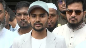 বিএনপির সিন্ডিকেট আবারও সক্রিয়, ওমরা থেকে ফিরে আসিফ মাহমুদ