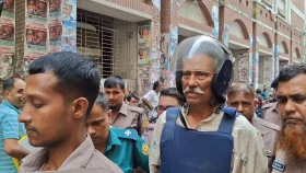 নতুন দুই মামলায় গ্রেফতার শাহজাহান ওমর, ‘মীর জাফর’ বলে দুয়ো ধ্বনি