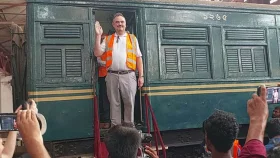 যুক্তরাষ্ট্রের প্রযুক্তির ইঞ্জিনে প্রথমবার ট্রেনযাত্রা মার্কিন রাষ্ট্রদূতের, বললেন ‘চমৎকার ভ্রমণ ছিল’
