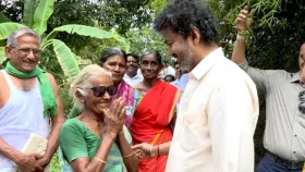 বৃদ্ধাকে নিজের ডিওর সানগ্লাস উপহার দিলেন তামিলনাড়ুর মুখ্যমন্ত্রী বিজয়