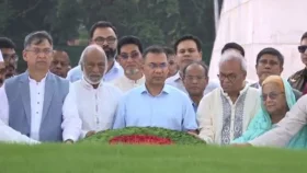 বিএনপির প্রতিষ্ঠাবার্ষিকীতে জিয়াউর রহমান-খালেদা জিয়ার সমাধিতে তারেক রহমানের শ্রদ্ধা