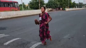 মেয়ের সরকারি চাকরির আশা বাঁচিয়ে রাখতে শাড়ি পরে খালি পায়ে দৌড়ে জিতলেন মা