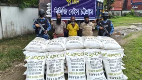 মিয়ানমারে পাচারকালে ২২০ বস্তা সারসহ তিন পাচারকারি আটক